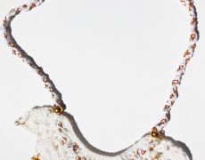 Colier "Bundle of pearls"  Descriere: crosetat, alb, elemente aurii, lant,inimioare