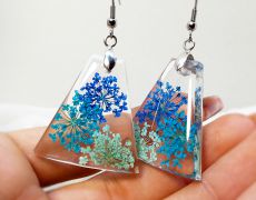 Cercei din rasina cu flori albastru bleo, queen's anne, Cercei din rasina transparenta, Cercei pe baza din acryl, Cercei cu flori uscate, Cercei cu flori prinse in rasina, Cadou perfect pentru ea
