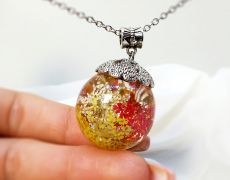 Pandantiv glob cu flori uscate, Sfera cu queen anne, Sfera de rasina cu flori presate, Glob transparent cu plante naturale