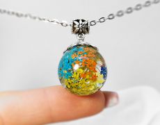 Pandantiv glob cu flori uscate, Sfera cu queen anne, Sfera de rasina cu flori presate, Glob transparent cu plante naturale