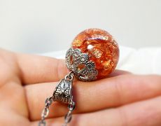 Sfera cu foite de cupru in rasina , Sfera rasina , Pandantiv din fulgi de cupru in rasina , Lant rasina