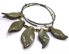Colier delicat din Jasp kaki, Hematit verde luminos, Perle de cultura aurii si Argint 925 - CO439 - colier din pietre semipretioase, cadou pentru ea, colier elegant verde auriu cu frunze