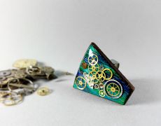 Inel steampunk din lemn, cu piese de ceas vintage din ceasuri mecanice. Statement, upcycled, geek