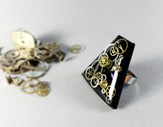 Inel negru steampunk cu piese de ceas vintage din ceasuri mecanice. Bijuterii statement, reciclate
