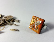 Inel din lemn steampunk, Inel cu piese de ceas in rasina, Inel din lemn natural si rasina ecologica, Piese de ceas vintage
