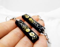 Cercei lungi negri steampunk cu piese din ceas, cercei rasina goth, rock, cyberpunk