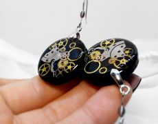 Cercei rotunzi negri steampunk cu piese din ceas, cercei rasina goth, rock, cyberpunk