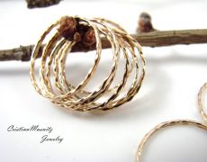 Stacking rings din sarma goldfilled de 12k, rasucita si cu textura de ciocan, foarte subtiri
