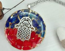 Pandantiv Mana Hamsa, pandantiv din rasina,coral si lapis lazuli,pandantiv orgon