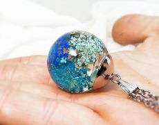 Pandantiv glob cu flori uscate, Sfera cu queen anne, Sfera de rasina cu flori presate, Glob transparent cu plante naturale
