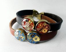 Bratara steampunk din piele naturala cu initiala si charm, Accesorii steampunk unisex, bratara din rasina piese de ceas
