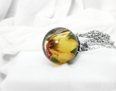 Pandantiv glob cu trandafir uscat, Sfera cu trandafir din rasina, Sfera de rasina cu flori, Glob transparent cu flori naturale, Lant trandafir,
