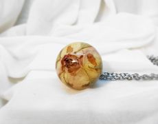 Pandantiv glob cu trandafir uscat, Sfera cu trandafir din rasina, Sfera de rasina cu flori, Glob transparent cu flori naturale, Lant trandafir,