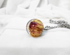 Pandantiv glob cu trandafir uscat, Sfera cu trandafir din rasina, Sfera de rasina cu flori, Glob transparent cu flori naturale, Lant trandafir,
