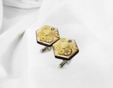 Butoni din lemn natural, Butoni steampunk, piese de ceas si rasina,Butoni de nunta, Butoni unicati