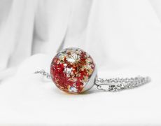 Pandantiv glob cu flori uscate, Sfera cu queen anne, Sfera de rasina cu flori presate, Glob transparent cu plante naturale