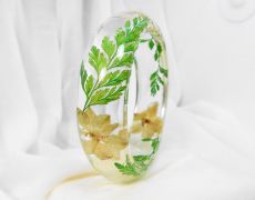 Bratara lata cuff bangle cu flori si plante uscate presate in rasina, bratara xxl, bratara florala