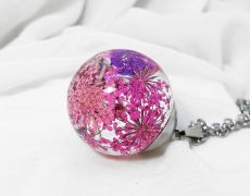 Pandantiv glob cu flori uscate, Sfera cu queen anne, Sfera de rasina cu flori presate, Glob transparent cu plante naturale