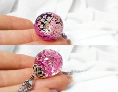 Pandantiv glob cu flori uscate, Sfera cu queen anne, Sfera de rasina cu flori presate, Glob transparent cu plante naturale
