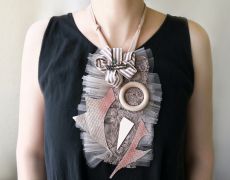 Jaboi/Colier colaj Mixed Media din tulle cappucinno bej cu aplicatii de piele naturala si margele de lemn, Colier/Accesoriu statement fashion
