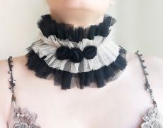 Guler Edwardian renascentist din tulle cu trandafiri handmade in crem-bej si negru, Guler stratificat cu volane