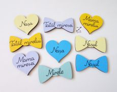 Ecusoane nunta papion, ecusoane nunta inima, ecusoane miri, cocarde nunta, marturii nunta, insigne nunta, ecusoane invitati