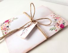 Invitatie nunta flori roz, fara plic, Invitatie rustica, sfoara iuta, bujori, trandafiri