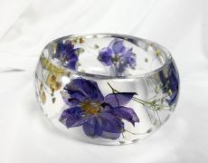 Bratara lata cuff bangle cu flori si plante uscate presate in rasina, bratara xxl, bratara florala