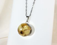 Pandantiv glob cu trandafir uscat, Sfera cu trandafir din rasina, Sfera de rasina cu flori, Glob transparent cu flori naturale, Lant trandafir,
