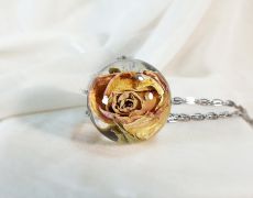 Pandantiv glob cu trandafir uscat, Sfera cu trandafir din rasina, Sfera de rasina cu flori, Glob transparent cu flori naturale, Lant trandafir,
