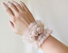 Bratara/Manseta lata din tulle nude bej cu trandafiri mici handmade de inspiratie victoriana Shabby Chic, bratara unicat handmade, manseta romantica cu volane din tulle culoarea pieii