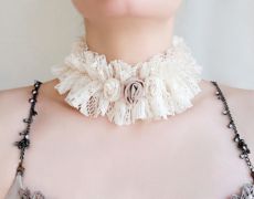 Choker-Guler-Colier textil la baza gatului din dantela alb ivoriu cu trandafiri mici handmade in stil victorian, choker guler cret romantic Shabby Chic