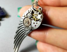Lant cu medalion steampunk, Aripa si mecanism de ceas vintage, pandantiv steampunk cu aripi