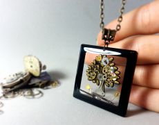 Pandantiv steampunk copacul vietii cu piese de ceas in rasina, bijuterii steampunk, bijuterii din rasina