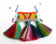Colier cu motive traditionale si ciucuri / Colier statement / Colier traditional / Colier etnic / Colier hippie / Colier cu ciucuri colorati / Colier colorat / Accesorii traditionale / Bijuterii traditionale / Colier cu inimioara / Colier textil