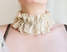 Guler/Choker/Colier la baza gatului din bumbac bej verzui, guler cu volane, colier din bumbac brodat