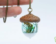 Colier cu plantute, pandantiv terrarium, colier din rasina, peisaj in miniatura, peisaj de iarna