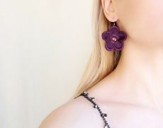 cercei cu flori textile mov violet si margele din sticla fatetata, cercei din satin brodat cu flori, cercei handmade cu cristale