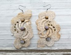 Cercei mari din dantela florala crem cu aplicatii de margele, cercei textili brodati, cercei romantici Shabby chic, cercei handmade unicat, cercei statement