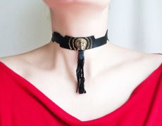 Choker/Colier din piele neagra cu ciucure de bumbac si element metalic, choker modern abstract, colier din piele, colier handmade abstract