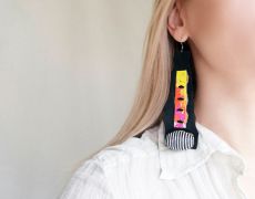 Cercei foarte lungi din piele si margele mari, cercei handmade pictati manual, cercei cu negru si rosu carmin, cercei mari statement, cercei moderni