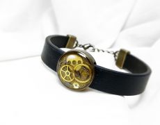 Bratara steampunk din piele naturala cu initiala si charm, Accesorii steampunk unisex, bratara din rasina piese de ceas