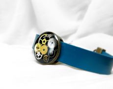 Bratara steampunk din piele naturala cu initiala si charm, Accesorii steampunk unisex, bratara din rasina piese de ceas