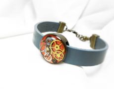 Bratara steampunk din piele naturala cu initiala si charm, Accesorii steampunk unisex, bratara din rasina piese de ceas