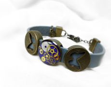 Bratara steampunk din piele naturala cu initiala si charm, Accesorii steampunk unisex, bratara din rasina piese de ceas