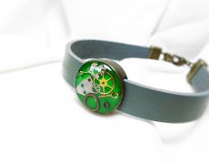 Bratara steampunk din piele naturala cu initiala si charm, Accesorii steampunk unisex, bratara din rasina piese de ceas