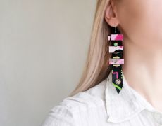 Cercei foarte lungi din piele neagra cu hartie pictata manual, cercei roz cu negru, cercei statement lungi, cercei handamade unicat, cercei artistici