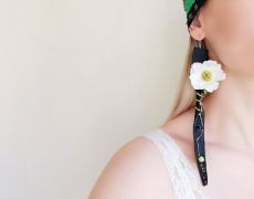 Cercei foarte lungi din piele neagra cu floare mare alba, cercei statement din piele naturala
