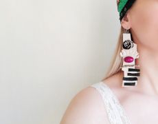 Cercei modern foarte lungi din piele bej cu margele mari mov si broderie florala, bijuterii unicat din piele, cercei super lungi handmade cu lant decorativ