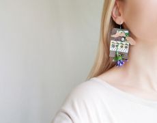 Cercei mari din piele cu aplicatii de flori, funde bej nude si margele, cercei lungi handmade